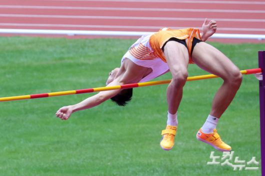 남자 높이뛰기 '간판' 우상혁이 2일 오전 중국 항저우 스포츠 센터 스타디움에서 열린 '2022 항저우 아시안게임' 높이뛰기 B조 예선에서 2m 15를 1차 시기에 뛰어넘어 결선 진출을 확정짓고 있다. 남자 높이뛰기 결선은 오는 4일 열린다. 항저우(중국)=황진환 기자