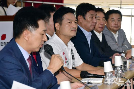 21일 서울 강서구 곰달래 문화복지센터에서 열린 국민의힘 현장 최고위원회의에 김태우 강서구청장 보궐선거 후보자가 참석하고 있다. 윤창원 기자