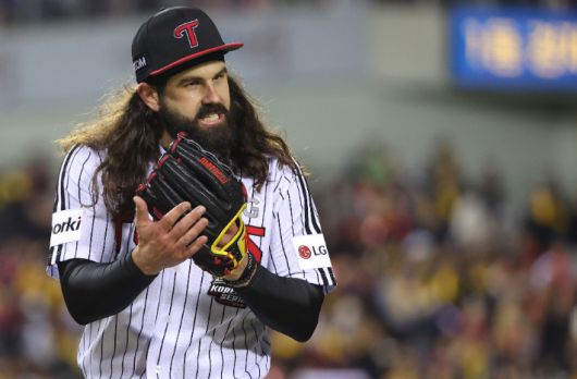 교체되는 켈리. 연합뉴스