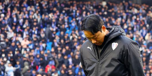 고개 숙인 염기훈 감독대행. 연합뉴스