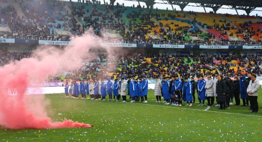 팬들에게 사과하는 수원 삼성 선수단. 연합뉴스