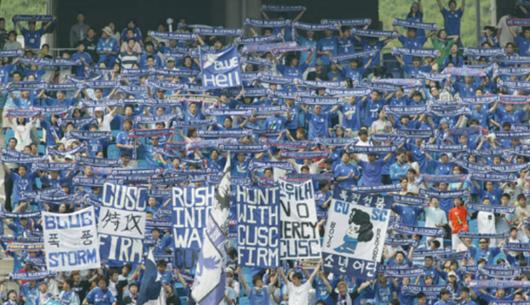 응원 중인 과거 수원 팬들. 온라인 커뮤니티 캡처