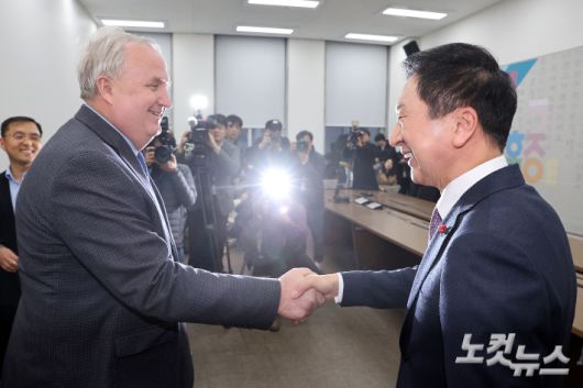 국민의힘 김기현 대표와 인요한 혁신위원장이 6일 오후 국회에서 간담회를 앞두고 악수하고 있다. 황진환 기자