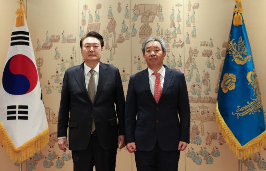 윤석열 대통령, 한오섭 정무수석에게 임명장 수여     (서울=연합뉴스) 진성철 기자 = 윤석열 대통령이 4일 서울 용산 대통령실 청사에서 한오섭 정무수석에게 임명장을 수여한 뒤 기념 촬영을 하고 있다. 2023.12.4     zjin@yna.co.kr (끝)   연합뉴스