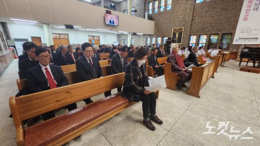 중보기도하는 참석자들