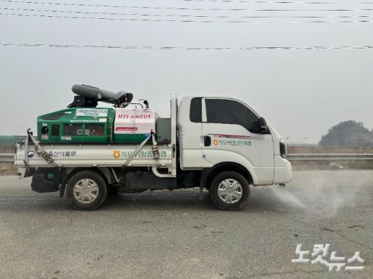 방역 차량이 6일 전남 무안읍 일로읍의 한 오리농장 주변도로에서 소독약을 살포하고 있다. 김한영 기자