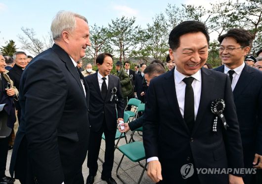 (서울=연합뉴스) 신준희 기자 = 22일 김영삼 전 대통령 서거 8주기 추모식이 서울 동작구 현충원에서 열린 가운데 국민의힘 김기현 대표(오른쪽)가 인요한 혁신위원장과 인사를 나눈 뒤 돌아서고 있다. 2023.11.22 [공동취재] hama@yna.co.kr 연합뉴스