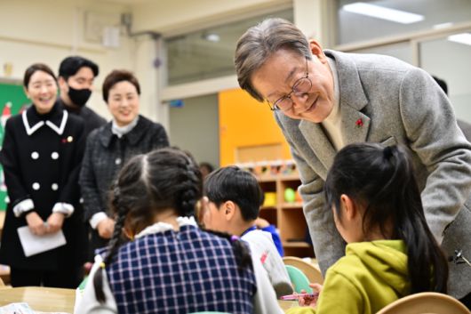 더불어민주당 이재명 대표가 6일 서울 강서구 방화초등학교에서 '온동네 초등돌봄' 현장간담회에 참석하기 전 돌봄교실을 둘러보고 있다. 국회사진취재단
