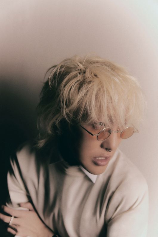 이번 앨범에는 '언러브' '모르는 사람' '브이'까지 총 3곡이 타이틀곡이며, 신곡 10곡이 담겼다. 더블랙레이블 제공