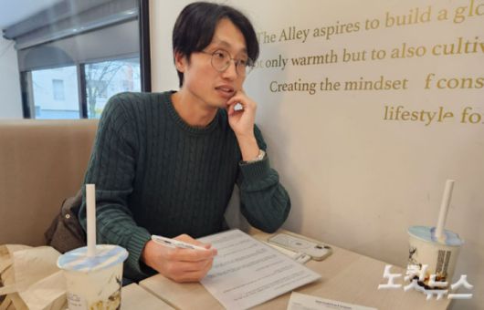 파리에서 아이를 양육하고 있는 학부모 김민철 씨. 송정훈 기자