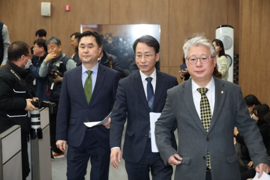 민주당 원칙과상식, 탈당 기자회견     (서울=연합뉴스) 한상균 기자 = 더불어민주당 비이재명계 모임인 '원칙과 상식' 김종민(맨 왼쪽), 이원욱, 조응천(맨 오른쪽) 의원이 10일 국회에서 탈당 기자회견을 하기 위해 입장하고 있다. 2024.1.10     xyz@yna.co.kr (끝)   연합뉴스