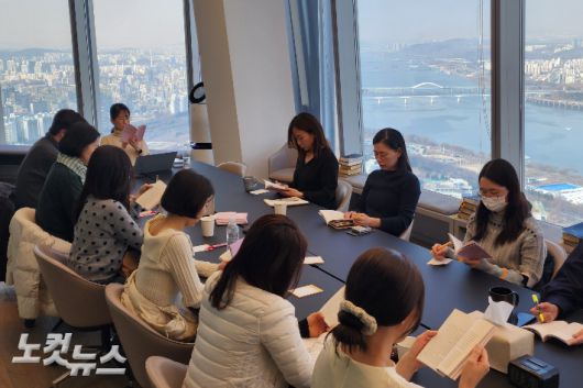 또, 디트리히 본 회퍼와 존 스토트 등 유명 신학자들의 저서를 오디오 북으로 제작해 함께 읽는 '저스트 쇼업(JSU)' 북클럽 활동도 진행하고 있다. 공동체 성경읽기 모임 이후 참가들이 디트리히 본회퍼의 '시편의 이해'를 함께 읽고 있다.