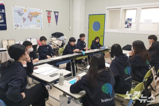 UBMK학교는 "교사자격증이 있는 기독인 선생님들은 누구나 '교사 선교사'로 지원할 수 있다"며 "현재 긴급하게는 중·고등 국어, 과학 교사와 초등 담임을 할 수 있는 선생님 2분과 유치원 선생님 한 분이 필요하다"고 밝혔다.  이어 "UBMK학교는 몽골 교육부의 인가를 받은 학교이므로, 고용 휴직을 내고 1-3년 오셔서 봉사할 수 있다"며 "몽골에서 일한 경력을 한국에서 100% 인정받을 수 있다"고 설명했다.