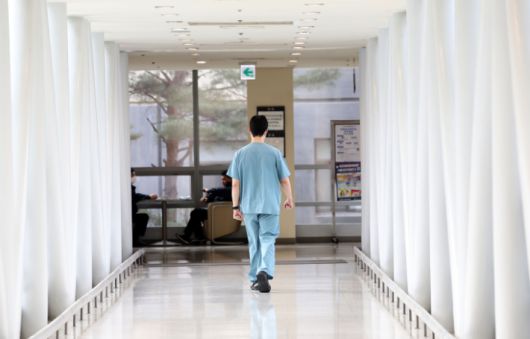 정부가 최근 의대 증원에 반발해 집단행동 방안을 논의한 전공의와 의대생들에게 자제를 촉구하는 가운데 14일 서울의 한 대학 병원에서 의료진이 이동하고 있다. 연합뉴스