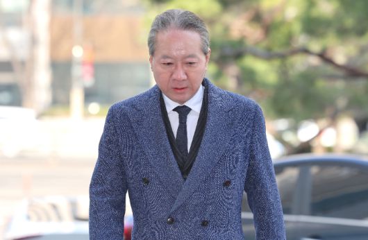 주수호 대한의사협회 비상대책위원회 언론홍보위원장이 14일 오전 전공의 집단 사직 공모 의혹 관련 포렌식 참관을 위해 서울 마포구 서울경찰청 공공범죄수사대로 출석하고 있다. 연합뉴스