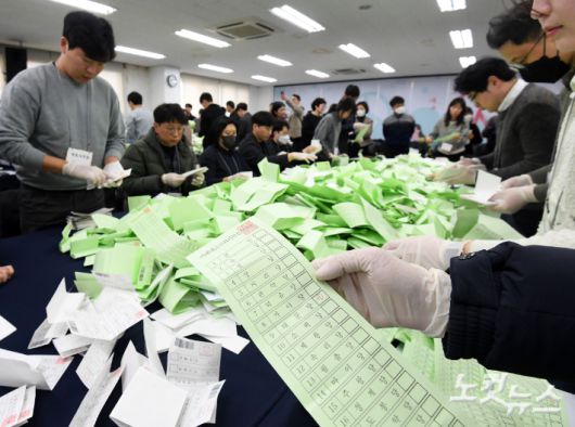 '제22대 국회의원선거 모의개표 실습' 에 나선 서울시선거관리위원회 관계자들이 지난달 1일 오후 서울 종로구 서울시선관위에서 투표용지 수검표 실습을 하고 있다. 황진환 기자