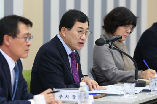 주낙영 경주시장이 4월 읍면동장 회의를 주재하고 있다. 경주시 제공