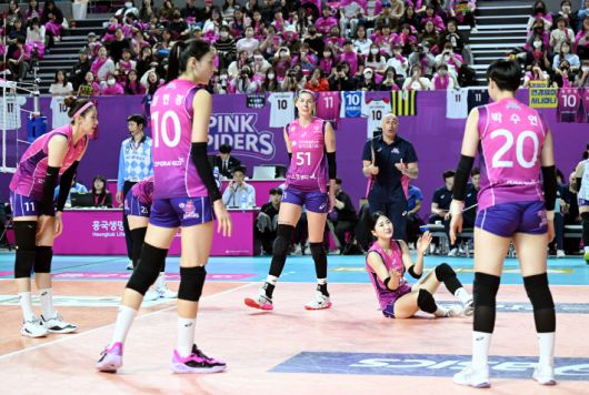 실점하는 흥국생명. 한국배구연맹