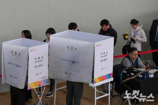 제22대 총선 사전투표일인 5일 인천국제공항 제1터미널 사전투표소에서 여행객이 투표를 하고 있다. 인천공항=박종민 기자