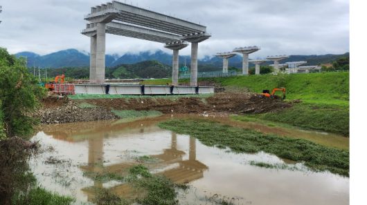 박완수 경남지사가 지적한 하천 물 흐름을 막은 임시도로(가도) 설치 현장. 독자 제공