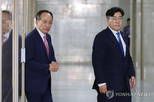 (서울=연합뉴스) 김주성 기자 = 국민의힘 추경호 원내대표(왼쪽)와 더불어민주당 박찬대 원내대표가 5일 오전 서울 여의도 국회 운영위원장실에서 원 구성 등 22대 국회 개원 관련 협상을 한 뒤 나오고 있다. 2024.6.5 utzza@yna.co.kr 연합뉴스