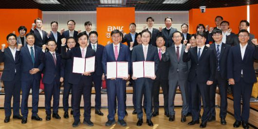 우리 경남 살리기 프로젝트 업무 협약식에 참석한 KBS창원방송 박상범 총국장, 경남상공회의소협의회 최재호 회장, BNK경남은행 예경탁 은행장(사진 왼쪽부터). BNK경남은행 제공