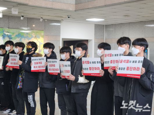 10일 오후 1시 부산대학교 대학본부 1층에서 부산대 의대 학생회와 교수협의회가 침묵시위를 벌이고 있다. 정혜린 기자