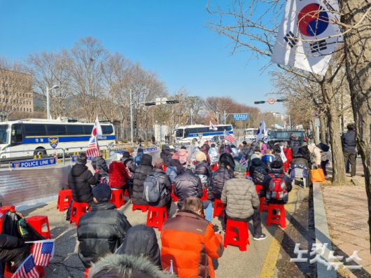 17일 고위공직자범죄수사처 앞에서 보수단체 100여명이 모여 집회를 열고 있다. 정성욱 기자