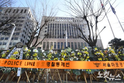 내란 수괴와 직권남용 등의 혐의를 받는 윤석열 대통령의 구속 전 피의자 심문(영장실질심사)이 열리는 18일 서울 마포구 서부지법 앞에 경찰통제선이 설치돼 있다. 황진환 기자