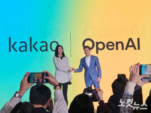 정신아 카카오 대표와 샘올트먼 오픈AI CEO가 4일 서울 중구 더플라자호텔에서 열린 카카오 기자간담회에 참석해 악수를 나누고 있다. 박성은 기자