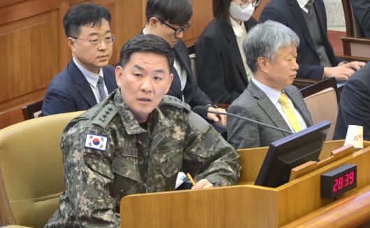 이진우 전 육군 수도방위사령관이 4일 서울 종로구 헌법재판소에서 열린 윤석열 대통령 탄핵심판 5차 변론기일에 증인으로 출석하고 있다. 헌법재판소 제공