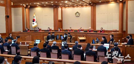 윤석열 대통령이 13일 서울 종로구 헌법재판소에서 열린 윤석열 대통령 탄핵심판 8차 변론에 출석해 변론을 기다리고 있다. 사진공동취재단