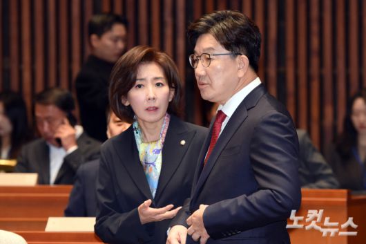 국민의힘 권성동 원내대표와 나경원 의원이 11일 서울 여의도 국회에서 열린 의원총회에서 대화를 하고 있다. 윤창원 기자