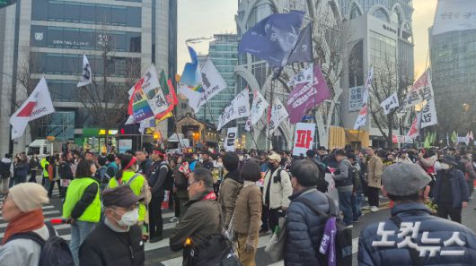 '윤석열즉각퇴진·사회대개혁비상행동'(비상행동)은 15일 오후 4시부터 서울 종로구 경복궁 동십자각 인근에서 윤 대통령의 파면을 촉구하는 집회를 개최하고 종로 일대를 행진했다. 박희영 기자