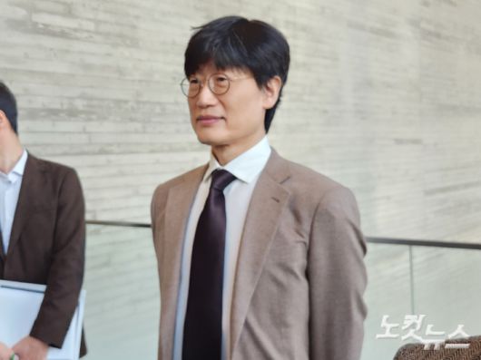 이해진 네이버 글로벌투자책임자(GIO)가 26일 네이버 주주총회에서 사내이사로 선임된 뒤 기자들을 만나 질의응답을 하고 있다. 박성은 기자