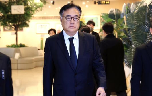 2일 부산 해운대 백병원에 마련된 장제원 전 의원 빈소를 찾은 정진석 대통령 비서실장. 연합뉴스