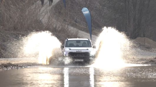 타스만의 도강 능력을 체험하는 중이다. 기아 제공 영상 촬영본
