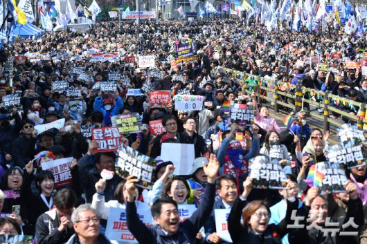 헌법재판소가 윤석열 대통령의 파면을 선고하자 4일 서울 종로구 안국역 인근에서 윤 대통령 탄핵에 찬성하는 시민들이 환호하고 있다. 헌재는 재판관 만장일치 의견으로 탄핵소추를 인용했다. 류영주 기자