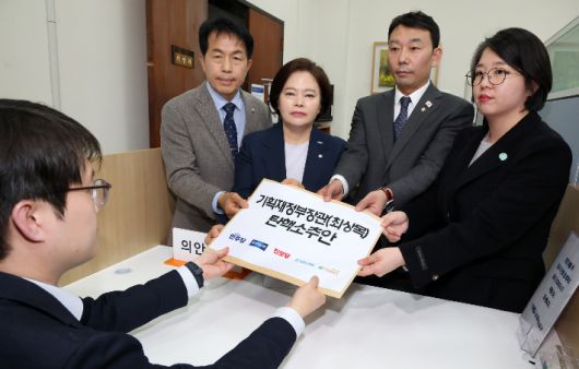 용혜인 기본소득당 대표, 김용민 더불어민주당 원내수석부대표, 정춘생 조국혁신당 원내수석부대표, 윤종오 진보당 의원이 21일 오후 서울 여의도 국회 의안과에 기획재정부장관(최상목) 탄핵소추안을 제출하고 있다. 윤창원 기자