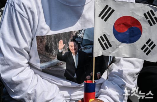 4일 서울 용산구 한남동 대통령 관저 앞에서 열린 윤석열 대통령 지지자들이 윤 대통령의 파면이 선고되자 침통해 하고 있다. 황진환 기자