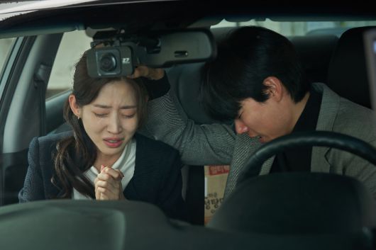 배우 류준열은 극 중 성민찬이 바람을 피우다 회개한 아내 이시연(문주연)과의 장면에 대해선 "유일하게 인간의 욕심이 들어간 장면이었다"며 "성민찬은 계시를 받고 선택하는 인물인데 그 장면에서는 목사 자리를 얻기 위해 선택을 하게 된다"고 밝혔다. 넷플릭스 제공