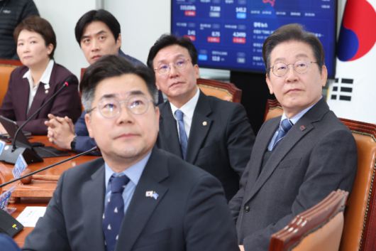 더불어민주당 이재명 대표가 9일 서울 여의도 국회에서 열린 최고위원회의에서 한덕수 대통령 권한대행 국무총리의 발언 영상을 보고 있다. 연합뉴스