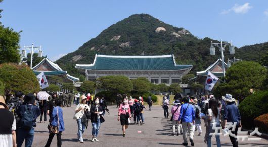 일반인들에게 개방된 청와대 본관 내부와 대통령 관저 건물. 황진환 기자