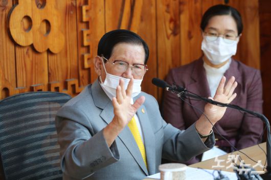 신천지 이만희 교주와 행정서무 김평화. 이한형 기자