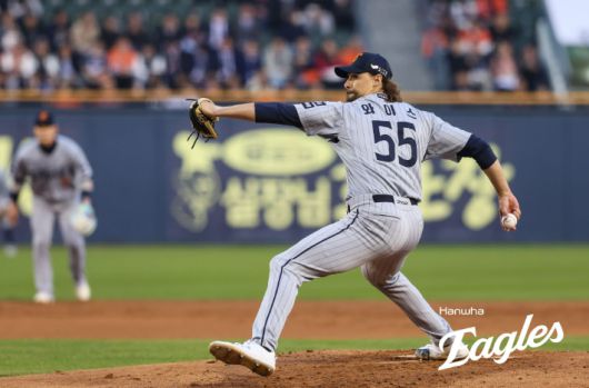 한화 와이스가 10일 두산과 원정에 선발 등판해 역투하고 있다. 한화