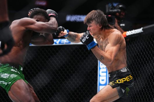 UFC 페더급 랭킹 3위 디에고 로페스(사진 오른쪽)의 경기 장면. UFC 제공