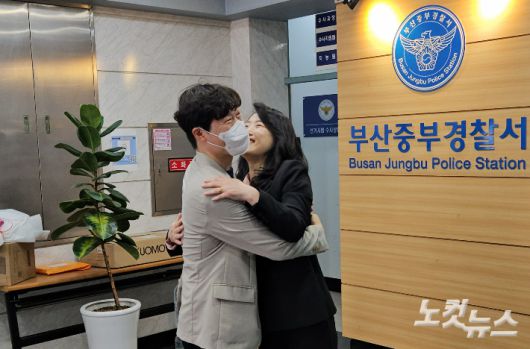 50년 전 헤어진 남매가 처음 서로를 마주한 후 반가움에 얼싸안고 있다. 김혜민 기자