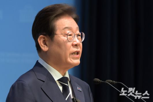 제21대 대통령선거 출마를 선언한 더불어민주당 이재명 전 대표가 11일 서울 여의도 국회 소통관에서 비전 선포 기자회견을 하고 있다. 윤창원 기자