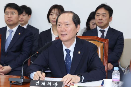 9일 서울 여의도 국회에서 열린 법제사법위원회 전체회의에서 이완규 법제처장이 질의에 답하고 있다.  연합뉴스