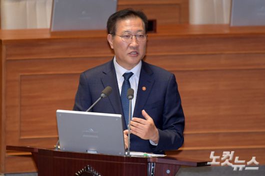 14일 서울 여의도 국회에서 열린 제424회국회(임시회) 제2차 본회의 정치·외교·통일·안보에 관한 대정부질문에서 박성재 법무부 장관이 의원 질의에 답변을 하고 있다. 윤창원 기자